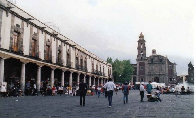 Plaza de Santo Domingo con su Iglesia al fondo y a la izquierda el portal de los Evangelistas donde desde la Colonia hasta la fecha se dan servicios de escribanía a los ciudadanos.