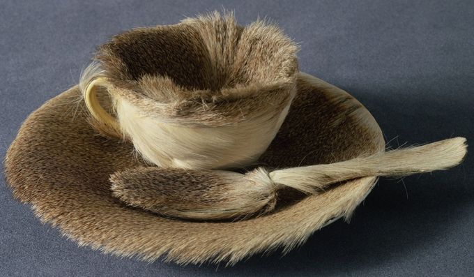 Objeto (Le déjeuner en fourrure), 1936, Méret Oppenheim. A