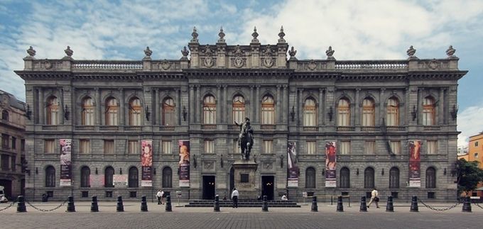 Portada del Museo Nacional del Arte en la Plaza Tolsá con la escultura de Carlos IV a caballo (conocida como el Caballito) en el primer plano