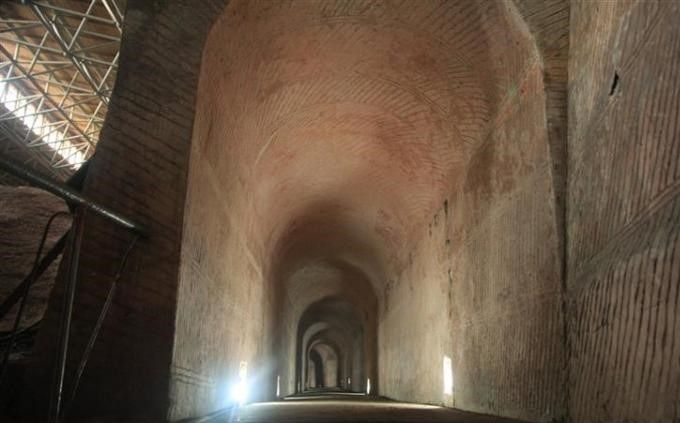 Cueva / galería con techo alto de Longyou en China