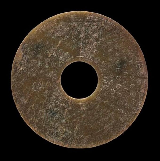 Disco chino perforado (Bi) con espirales de alivio inacabados, circa 481-100 antes de Cristo. (Dominio público)