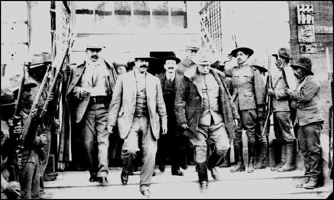 Los generales Francisco Villa y Hugh Lenox Scott a la salida de amistosa reunión en El Paso, Texas, mucho antes del ataque a Columbus. Villa con su asistente el temible general Rodolfo Fierro, a la izquierda y atrás de Scott aparece su ayudante “Michie”.  Fototeca Nacional INAH de Pachuca.