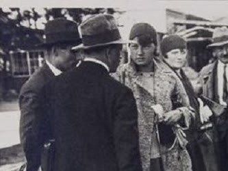 De izquierda a derecha tenemos: Adolf Hitler, Rudolf Hess, Geli Raubal, Angela Raubal, Julius Schreck, Julius Schaub y un portero desconocido