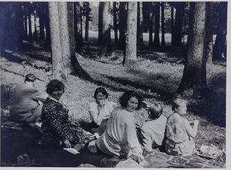 Geli en la mitad en un día de campo,
a la izquierda, de espaldas Hitler
