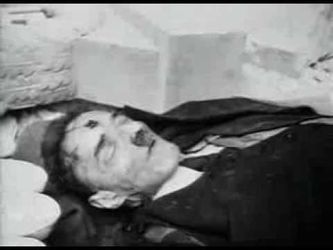 Hitler muerto, nótese lo demacrado y delgado que aparece, no parece ser él