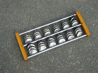 Par o pares de pequeñas chapas de metal que, atravesadas por un alambre, se colocan en algunos instrumentos rústicos para hacerlas sonar agitándolas.