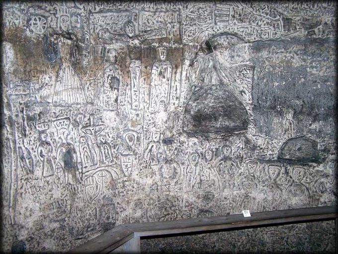 Una pequeña sección de las Tallas Templarias en la Cueva Royston 