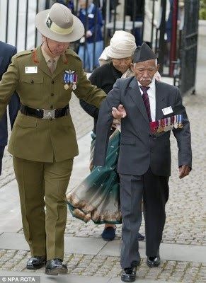 Participando en el 50º aniversario del fin de la guerra