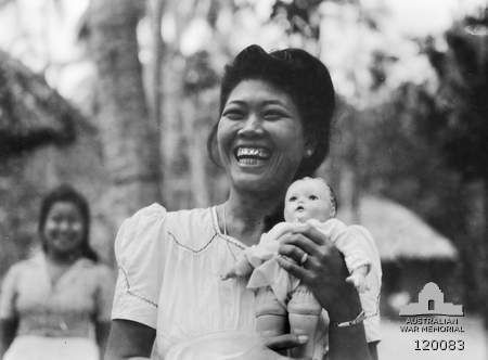Koepang, Timor, 1945-10-02. Timforce Veintiséis chicas javanesas que fueron liberadas en Koepang de los burdeles japoneses. Justo antes de su liberación, los japoneses les entregaron brazaletes de la Cruz Roja en un intento de camuflar la manera asquerosa en que habían sido utilizadas estas chicas. La joven en jefe de las chicas es Komoriah. Ella está sosteniendo la muñeca que mantuvo durante su estancia forzada en manos japonesas. (Fotógrafo KB Davis)