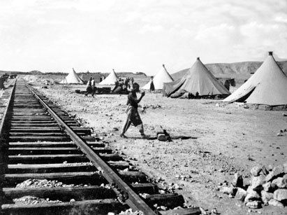 Construcción de la red ferroviaria del Transahariano por refugiados españoles en la zona desértica de Oargla