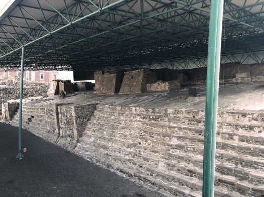 El diseño original del Templo Mayor es evidente en los restos excavados de la segunda pirámide (Fase II) que se encuentra bajo un techo protegido en el sitio. Las dos estructuras en la parte superior eran los templos dedicados a Tlaloc (izquierda) y Huitzilopochli (derecha).