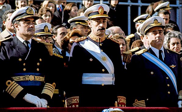 En el centro Jorge Rafael Videla – Imagen: Wikimedia.-
