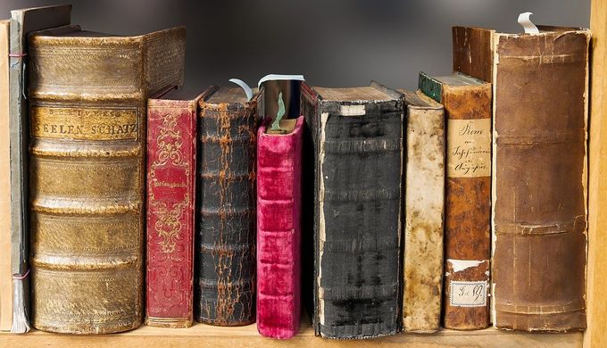 “Se incinera esta documentación perniciosa que afecta al intelecto y a nuestra manera de ser cristiana —dice el comunicado oficial—, a fin de que no pueda seguir engañando a la juventud sobre nuestro más tradicional acervo espiritual: Dios, Patria y Hogar” – Comunicado oficial sobre la quema de libros ocurrido el 29 de abril de 1976.-