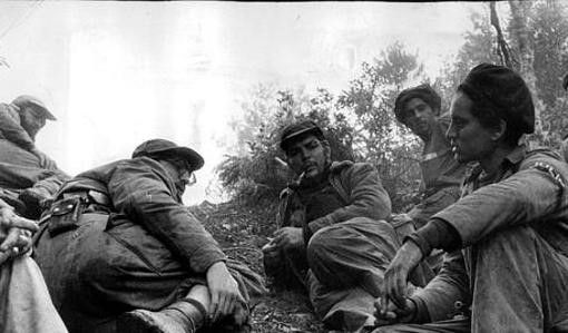 Fidel Castro, agachado, el Che Guevara, centro, y Camilo Cienfuegos en Sierra Maestra (Enrique Meneses)