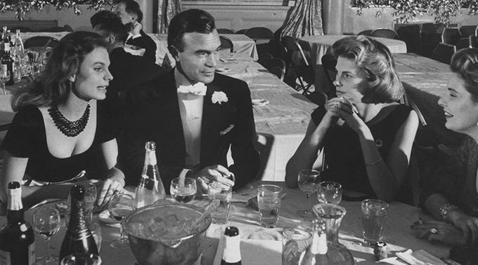 Loomis Dean / The LIFE Picture Collection / Getty ImagesPorfirio Rubirosa y su esposa cenando con amigos. 1959.