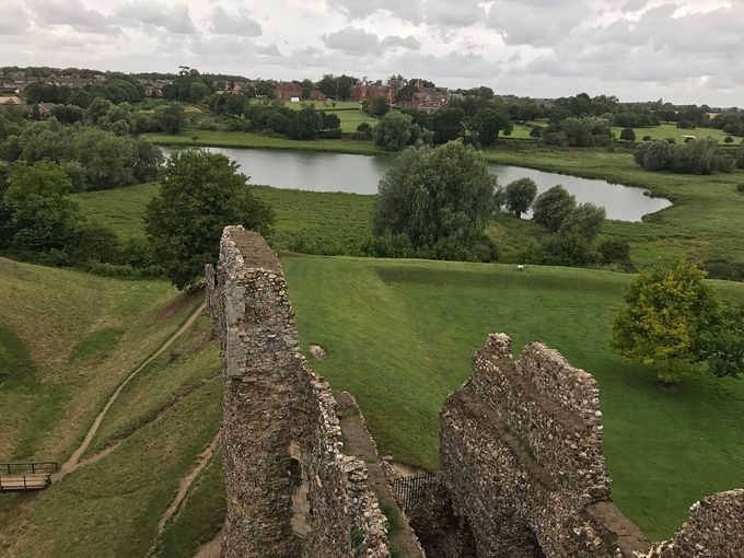 Al fondo uno de los dos lagos artificiales de Castillo