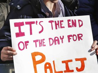 Un estudiante de la escuela secundaria judía ortodoxa Rambam Mesivta protesta frente a la casa del exguardia del campo de concentración nazi Jakiw Palij en 2017. Kathy Willens/AP