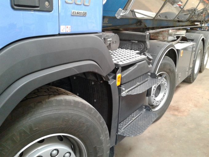 Klaptrin til Volvo med plastiktank