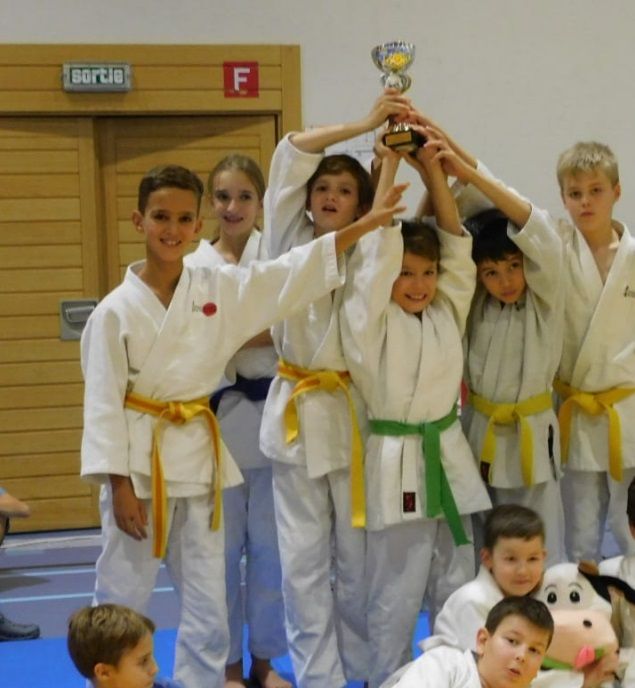 3 de nos judokas (Romain Leuba, Romain et Nathan Zeller) ont combattus au côté du judo sport Auvernier lors du 41ème championnat par équipe qui s'est déroulé dimanche 10 novembre au centre sportif d'Hauterive.
Félicitations pour leur courage et bonne humeur!