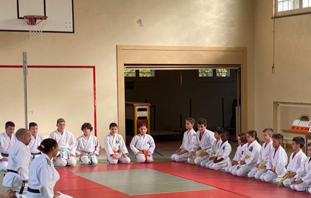 Ce samedi 29 octobre 2022, 24 participants se sont dépensés sur les tatamis posés pour l'occasion à la salle de gym de Couvet. Bravo aux combattants! Liste des résultats sous l'onglet 