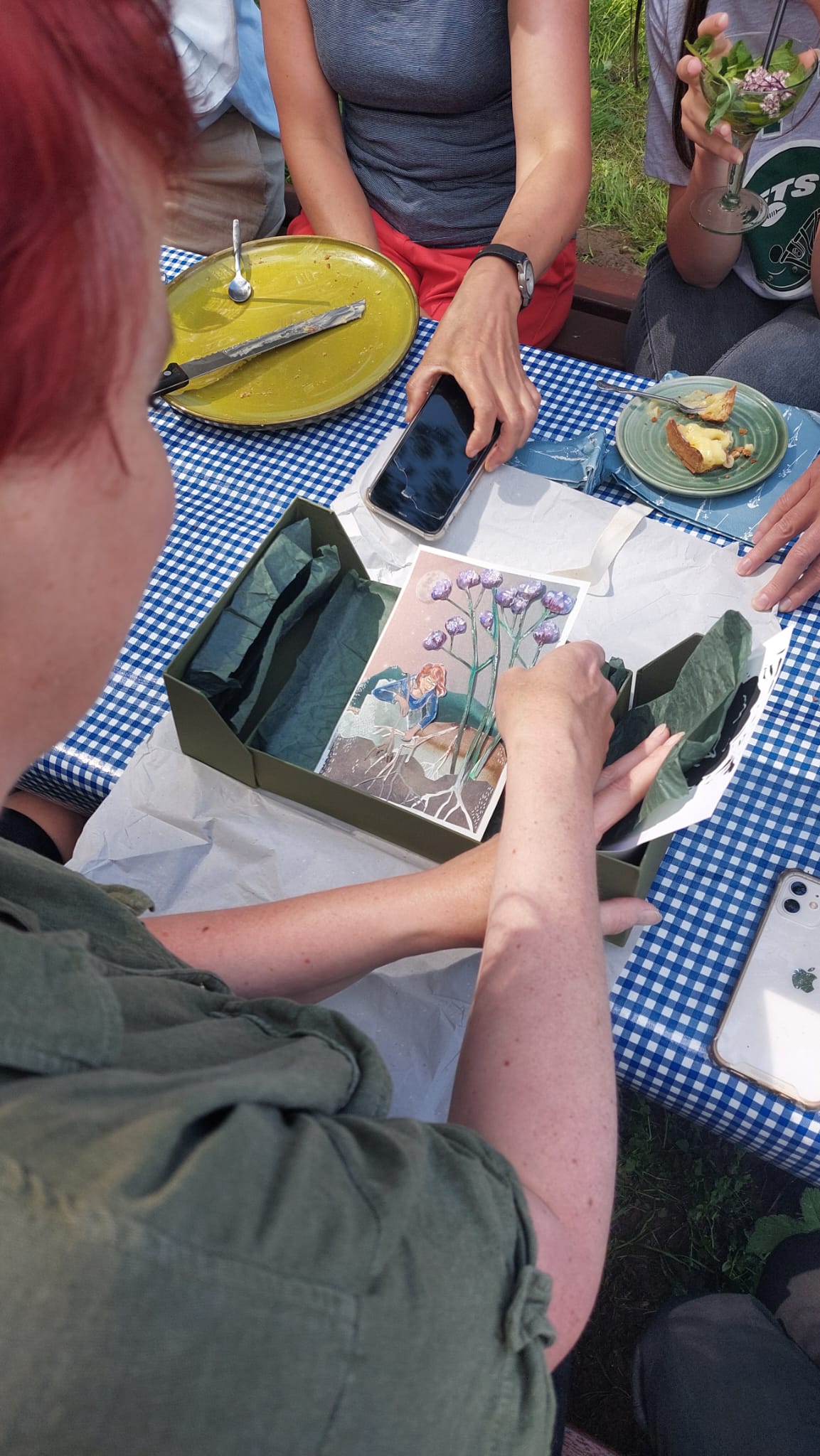 Karin ontvangt cadeau op haar vrijgezellenfeestje