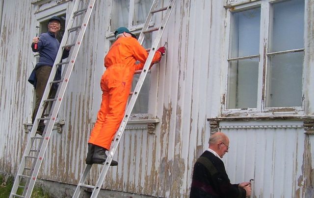 Tre glade skrapere. Fra dugnad i 2006, maling av kapellet.