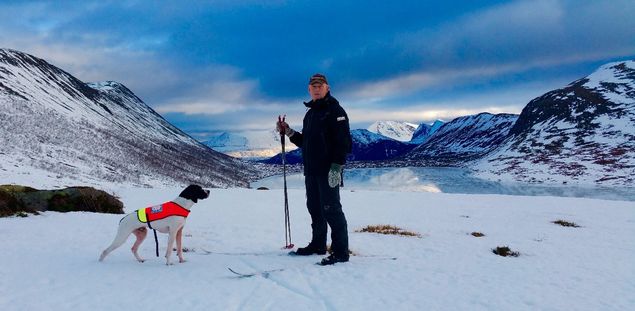 Ålesund 21. januar. Løpetid overstått. Treningstur med begge tispene. Ferdig parret og garantert drektige? Bilde: Ole og Prima med Jutevatnet i bakgrunn. 