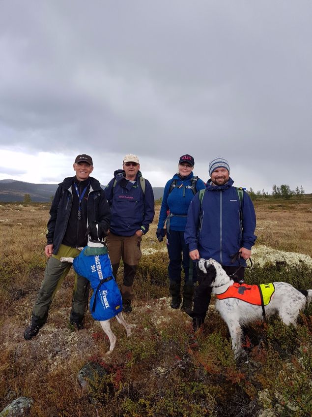 Første dag av NM individuelt ble stor dag for kennel Jutevatnet. Både Prima ført av Ole og Katla ført av Ståle vant sine parti og fikk 1 VK. I tillegg må vi nevne at Ohlsmyrens Rocket Man etter vår Jutevatnets Radar også fikk 1 VK. Gratulerer Eva!!!
Bilde: De premierte på Prima sitt parti