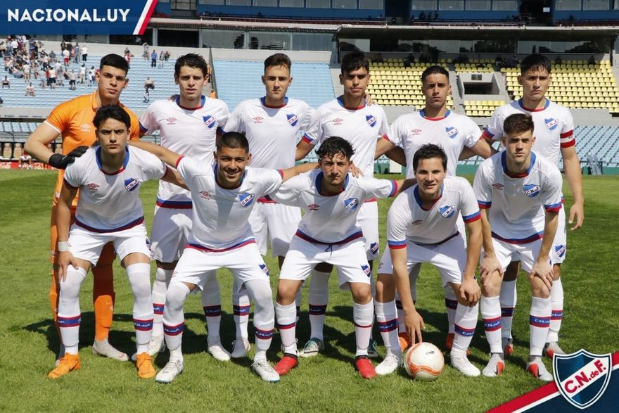 Titulares en el clásico del 22/9/2018 (2a0, goles de Martín Satriano y Emiliano Aires), de izq. a derecha: Guillermo Centurión, Renzo Orihuela, Manuel Monzeglio, Mateo Pereyra, Pablo Correa, Martín Satriano, agachados: Juan Millán, Leandro Añasco,  Gastón Alvarez, Marcelo Rodríguez y Santiago Ramírez.
