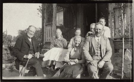 På trappen i Östistuga ca 1920