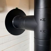 Skorstensröret till vägghängda kaminen MeWall placeras bakom väggen.