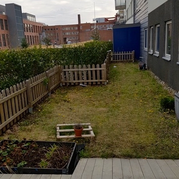 Liten hage blir forvandlet på en dag.