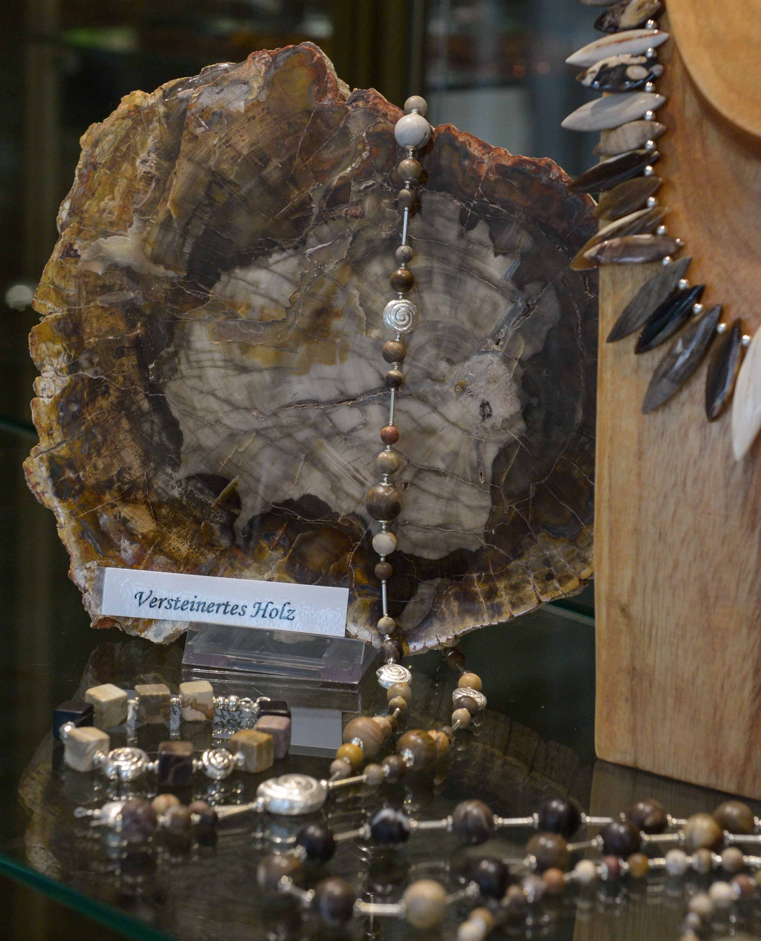 Edelsteinketten aus verst. Holz