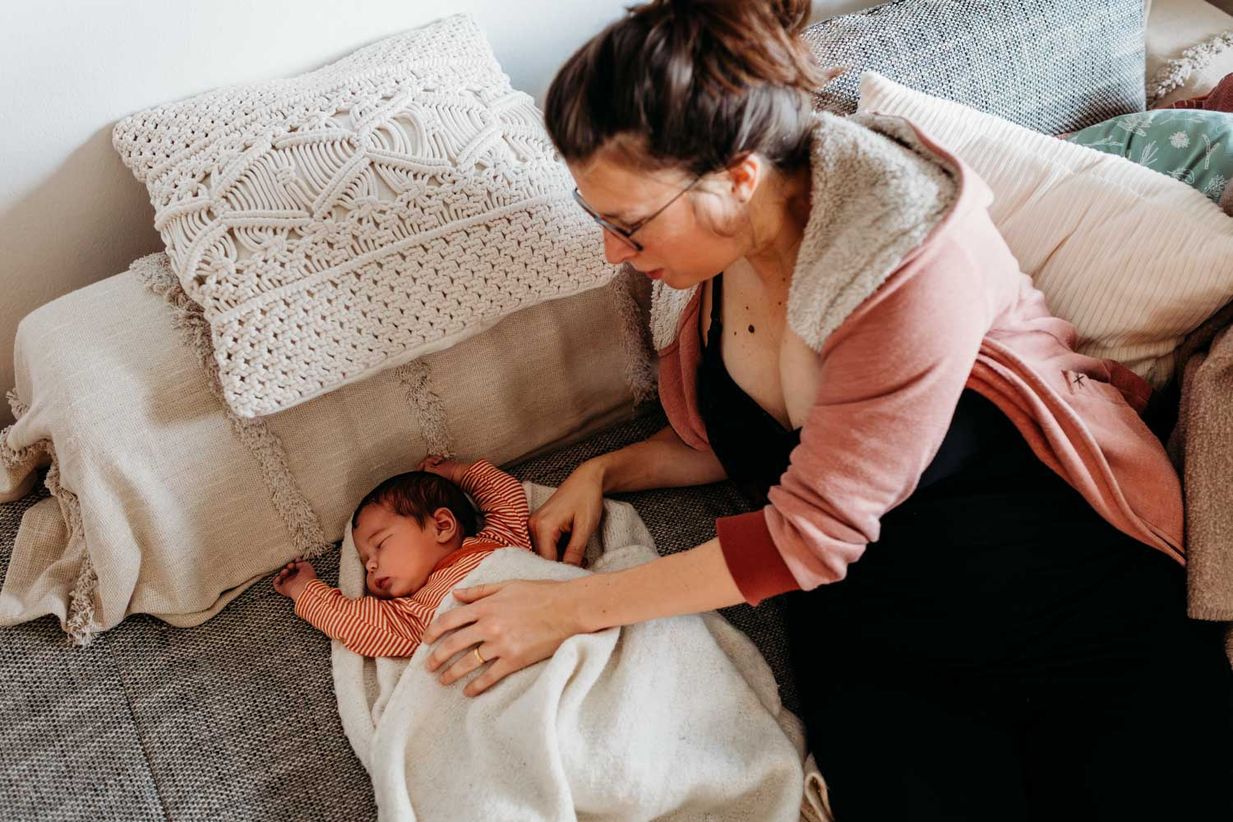 Baby schläft auf dem Sofa - ungestellte Babyfotos München und Landshut
