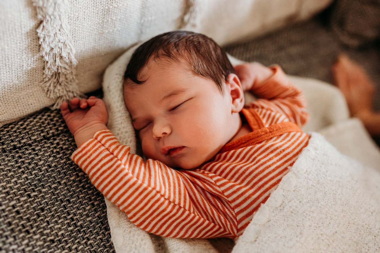 Entspannt schlafendes Baby - dokumentarische Fotos im Wochenbett