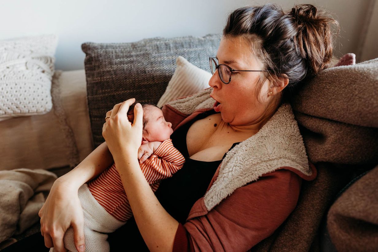 Mutter ahmt Mimik des Babys nach - dokumentarische Babyfotos Landshut