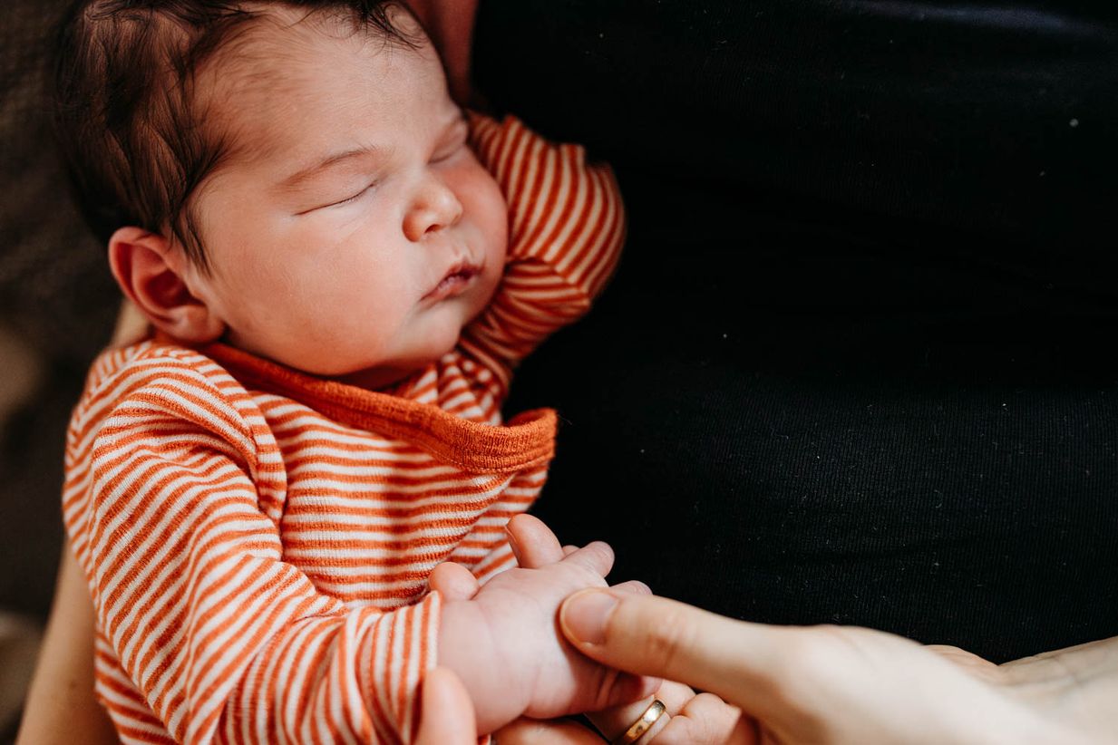 Mama hält die Hand ihres schlafenden Babys - Fotograf Landshut München
