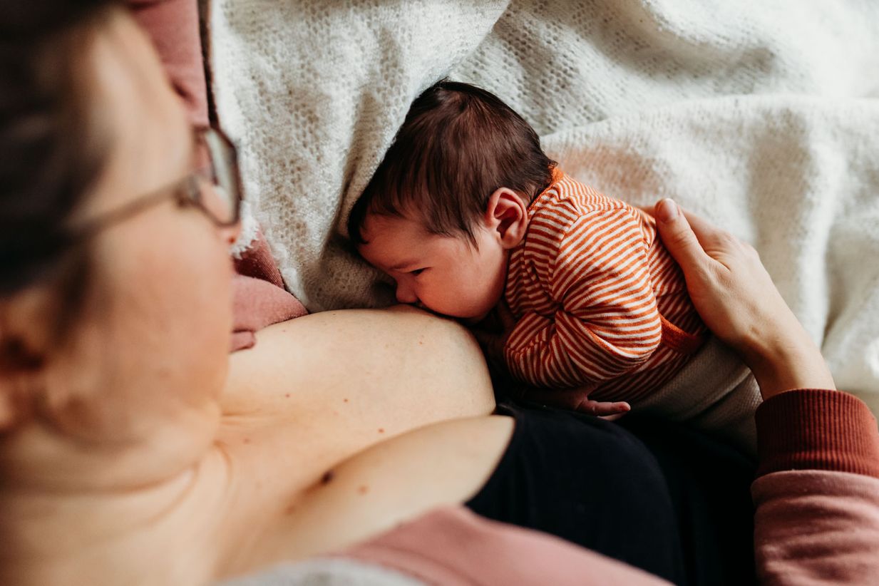 Neugeborenes wird gestillt - echte Baby Fotos in München
