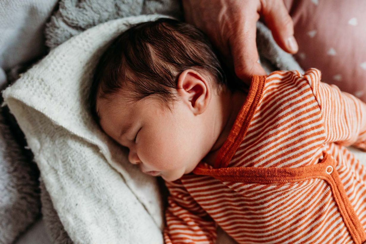 Entspannt schlafendes Baby - natürliche Newbornfotos Landshut -München