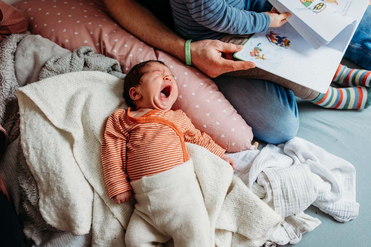 Neugeborenes gähnt - dokumentarische Babyfotos Landshut - München