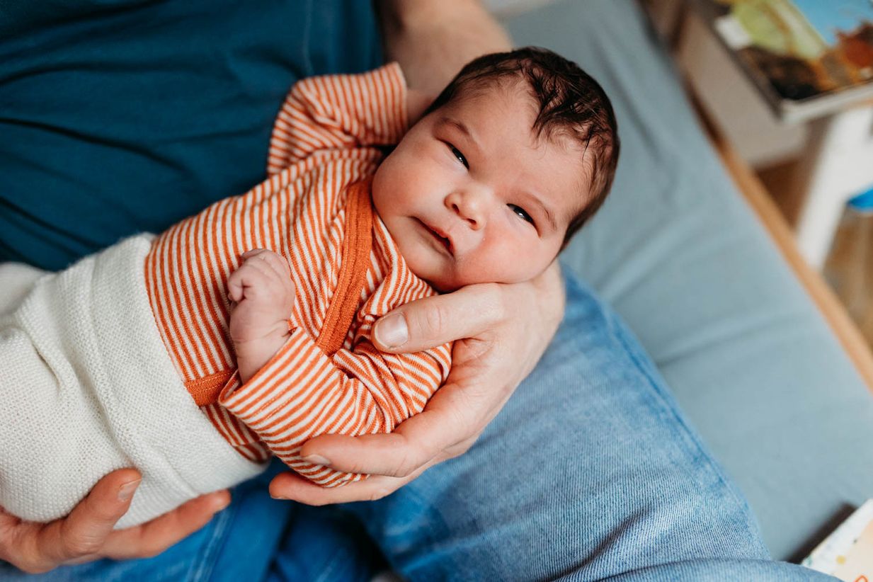 Baby schaut ins Licht - natürlicher Baby Fotograf Landshut und München