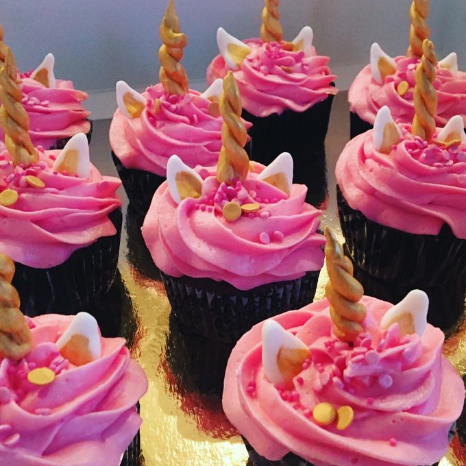 När du beställer cupcakes kan muffinsen ha choklad eller vaniljsmak sedan kan du välja en god tryffel (hallon/blåbär/hasselnöt) samt frosting, chokladkräm eller glasskräm som topping. Ta de smaker ni gillar!