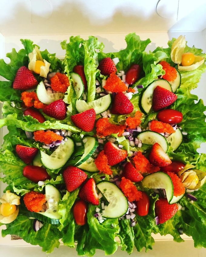 Vegansk smörgåstårta 
Fylld med avacadoröra med samt legym på vegan majo
Dekorerad med tångkaviar, rödlök, frukt o grönt 
8 bitar 770kr
12 bitar 1050kr
20 bitar 1650kr 

