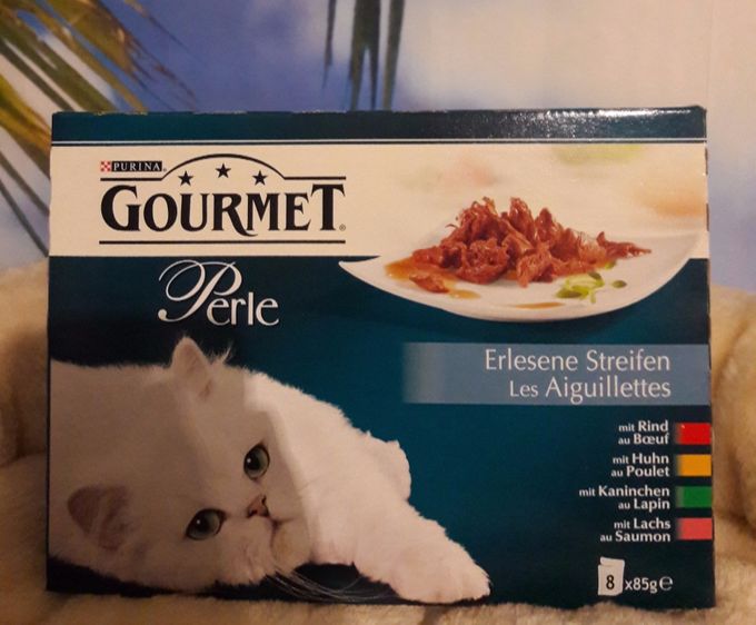 Katzen sind wahre Genießer und wollen mit einem abwechslungsreichen Speiseplan verwöhnt werden. Gourmet Perle Katzenfutter aus erlesenen Zutaten und feinsten Rezepturen wird Ihre Katzen auf eine einzigartige Weise ansprechen. 
Entdecken Sie mit Gourmet Perle eine vielfältige Auswahl aus Fisch und Fleisch in delikaten Saucen, die die Gaumen von anspruchsvollsten Katzen mit unwiderstehlichen Geschmackserlebnissen verwöhnt.


Erlesene Streifen mit Gemüse - raffinierte, zarte Fleischhäppchen mit Gemüse

2x mit Kaninchen und Karotten
2x mit Lamm und Gartengemüse
2x mit Gemüse und Kalb auf provenzalische Art
2x mit Gemüse und Huhn auf provenzalische Art
Erlesene Streifen - unwiderstehliche Fleisch- und Fischstreifen in einer delikaten Sauce
2x mit Huhn
2x mit Lachs
2x mit Kaninchen
2x mit Rind
Gourmet Perle Nassfutter - ein Genuss, dem Ihre Katze nicht widerstehen kann - ist die abgestimmte Kombination von hochwertigen Zutaten in einer exquisiten Sauce.