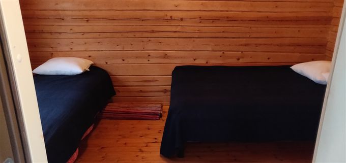 Kuva toisesta kolmen hengen makuuhuoneesta
