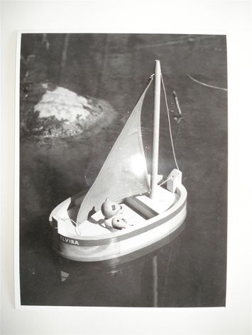 Foto med Baljebåd 18x14 cm. Forside.