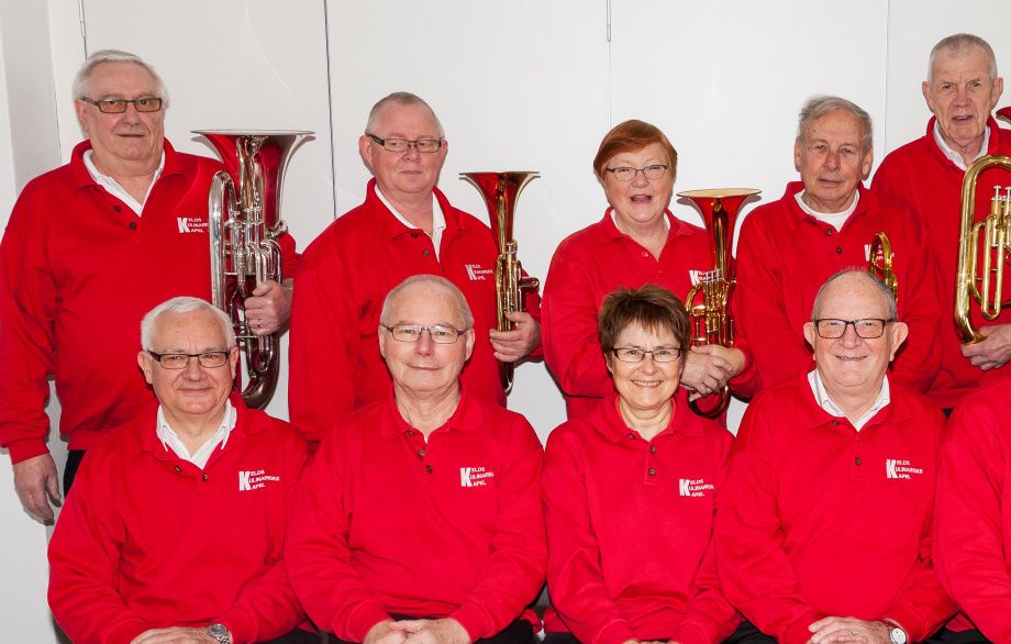 
Stående fra venstre: Frank Karlsen - Michael Ask - Gerda Nielsen - Helmuth Heerklotz - Niels Peter Christoffersen og Keld Vestergaard. 

Forrest fra venstre: Bjarne Jensen - Niels Friis-Hansen - Lene Schriver - Jørn Johansen - Leif Eriksen og Gunner Damsgaard.

( Fotograf: Jørn Schriver den 22. marts 2014 )

Ikke med på billedet: 
Nye medlemmer: Knud-Erik Knudsen, Trombone - Per Holck, Tuba.