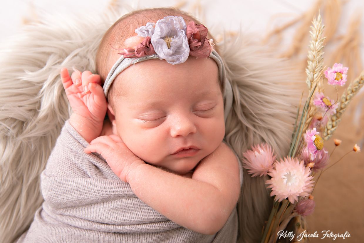 Newborn Emma logo-25