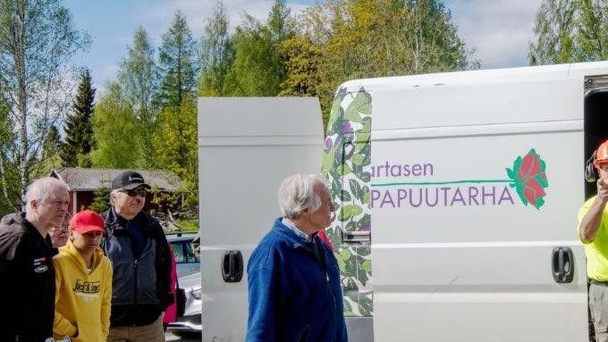 Tammimetsän istutuksen tehtävien jakoa. Kuvassa vasemmalta Hannu ja Marcus Kemppainen, Ari Kemppainen, Ilmo Juntunen, Markku Väisänen ja kauppapuutarhuri Ari Partanen. Valokuva: Hannu Mustonen