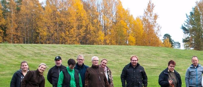 Mörkvedens Champion Of Rock har haft valpträff idag. 
Så härligt att träffa alla igen! De små monstren har utvecklats till helt underbara små hundar. Så fina, positiva och frimodiga valpar och ett härligt gäng valpköpare. 
Förmiddagen ägnades åt att träna utställning. Tack Lina Axelsson för att du kom o klämde o kände och delade med dig av din kunskap. 
Efter lunch blev det apporteringsträning med Mathilde Fokine och stort tack till Ann Linde som visade hur rallylydnad går till.
Tack för att Ni kom och tack för en supertrevlig dag. Det får vi göra om lite då o då :-) Och då hoppas vi att Du Frida Lundbäck o Vilde också kan vara med Saknade Er idag.